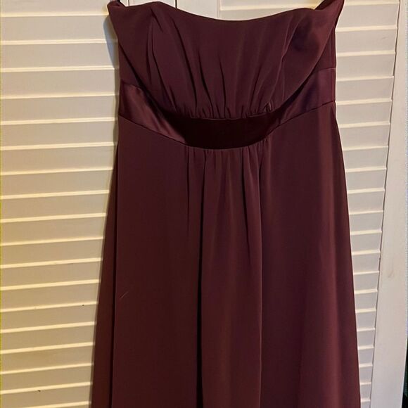 Dressy Collection sleeveless, formal gown size med - Picture 1 of 4